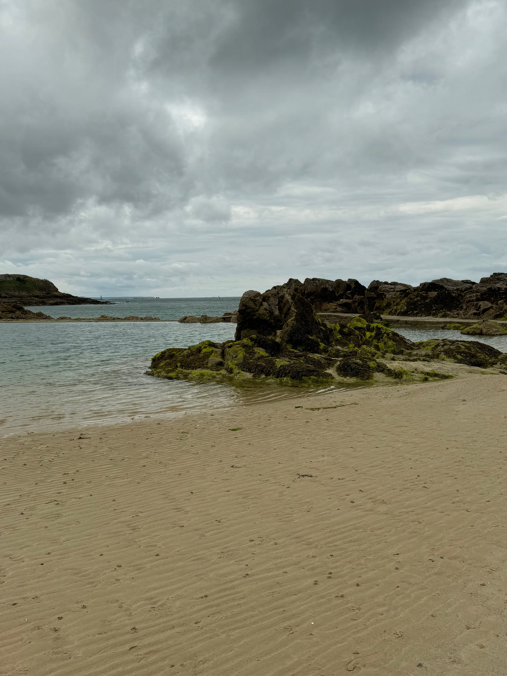 Low-tide beach and rocks below Saint-Malo
