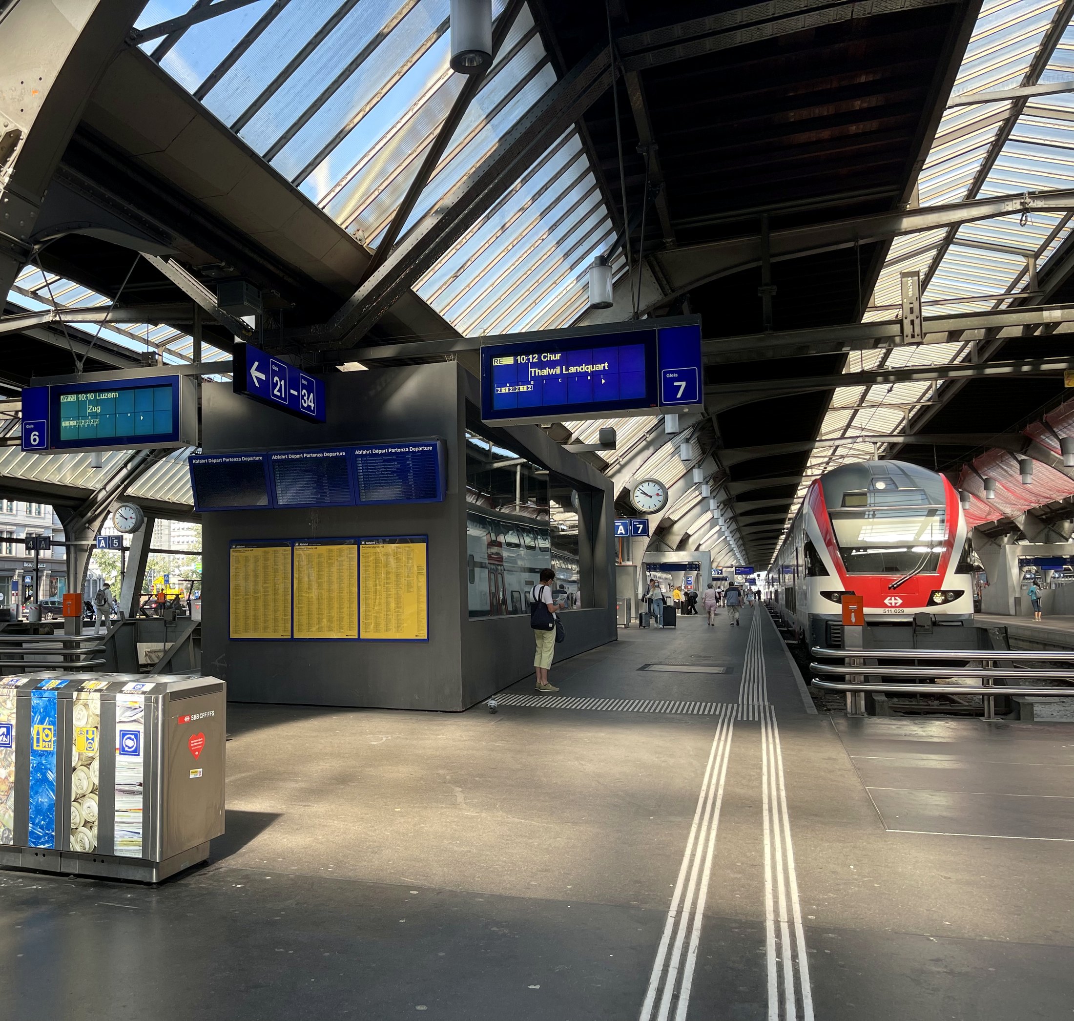 SBB platforms and train signs at Chur station