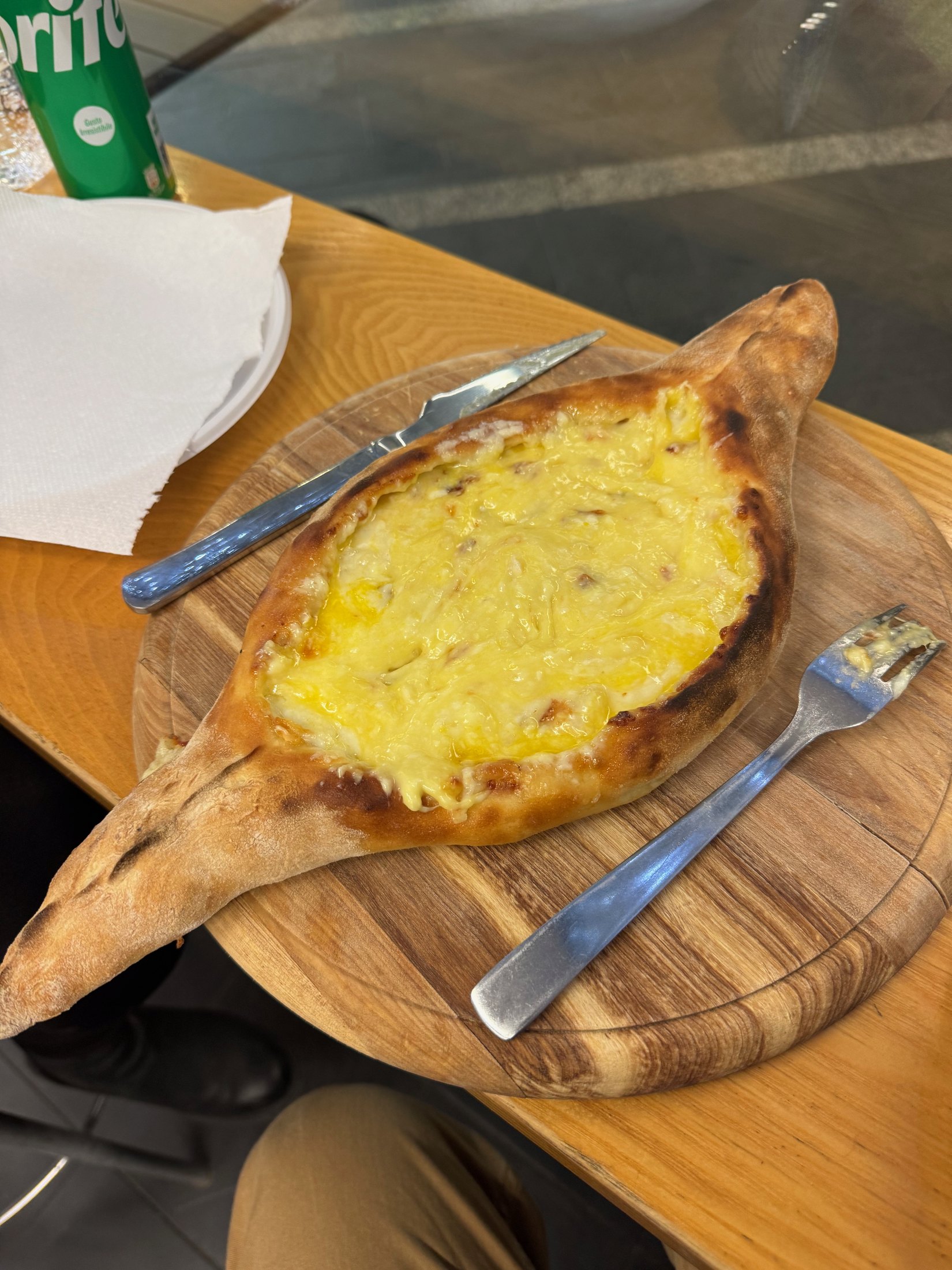 A Georgian khachapuri on a wooden board at Ristorante da asporto Tbilisi in Belluno.
